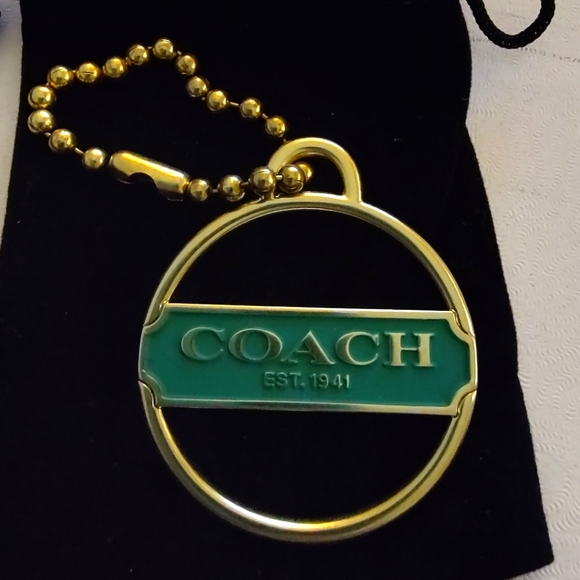 Coach NWOT Iconic Round Circular Logo Bag Charm Key Chain in Green & Brass - Picture 2 of 5